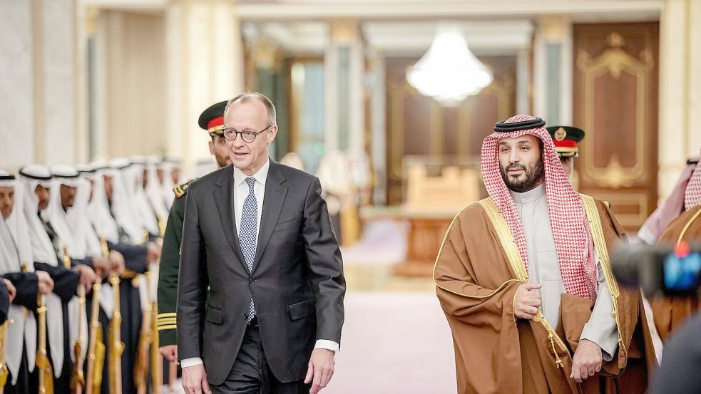 Vom geächteten Herrscher zum begehrten Partner: Merz und der saudische Kronprinz. Foto: Kay Nietfeld/dpa