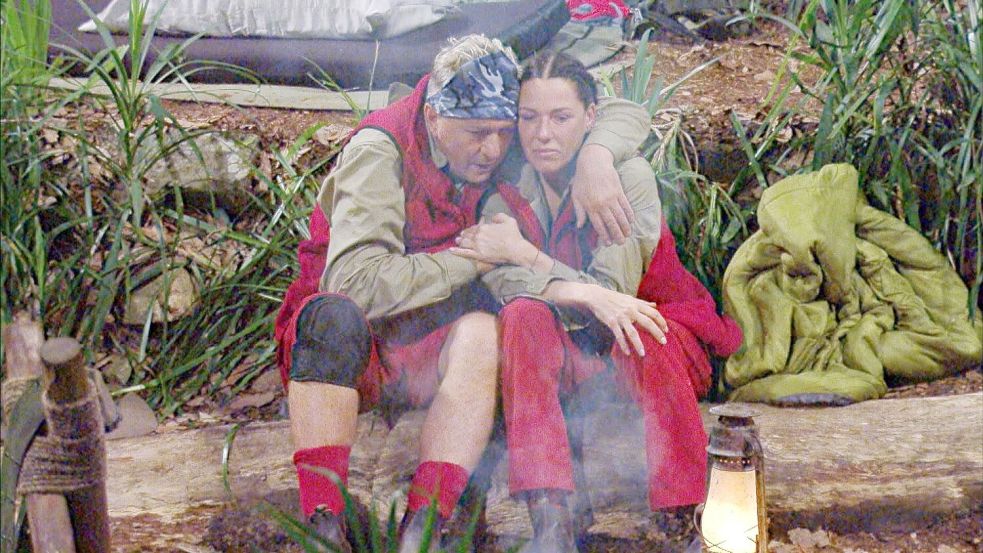 Simone Ballack und Hubert Fella sitzen am Lagerfeuer des RTL-Dschungelcamps: Einen dieser intimen Abende nutzte die 49-Jährige nun, um mit Gerüchten über den Unfalltod ihres Sohnes aufzuräumen. Foto: picture alliance/dpa/RTL