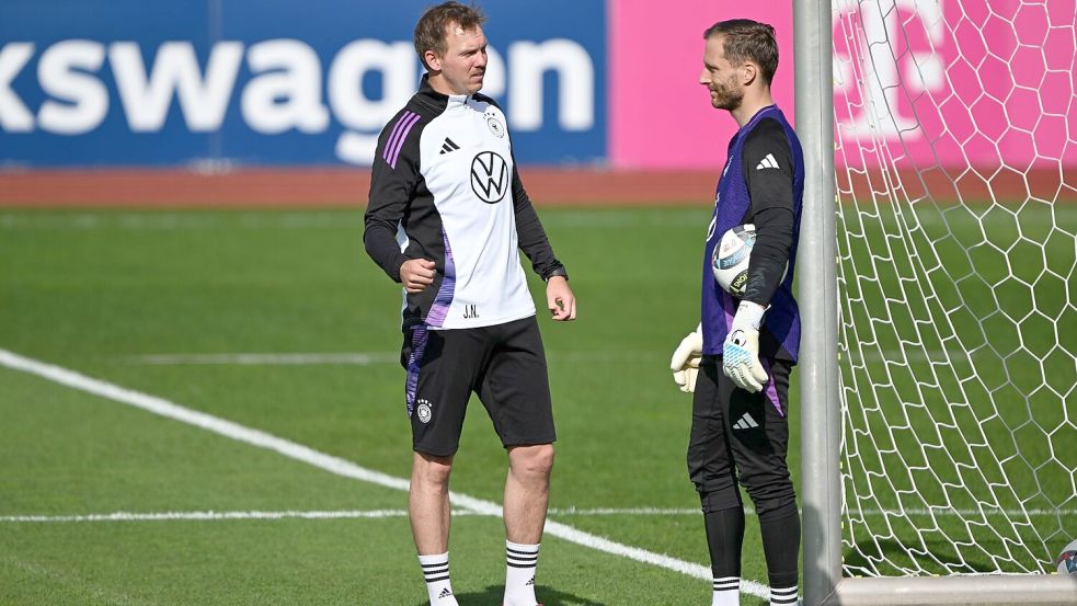 Julian Nagelsmann (l) mit Oliver Baumann. Wir der Hoffenheimer nun auch der WM-Torwart des Bundestrainers? (Archivbild) Foto: Federico Gambarini