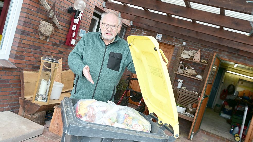 Peter Eisenblätter aus Eilsum ist sauer: Schon mehrmals wurden seine Mülltonnen nicht geleert. Foto: Heinz Wagenaar
