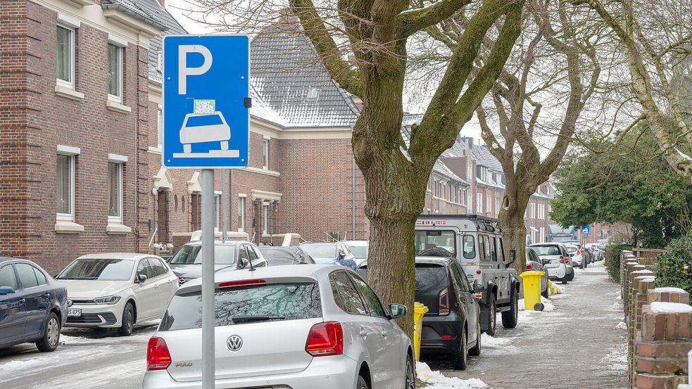 Blick in eine Nebenstraße der Ringstraße: Hier kämpfen Anwohner und Behördenmitarbeiter um die wenigen Parkbuchten.