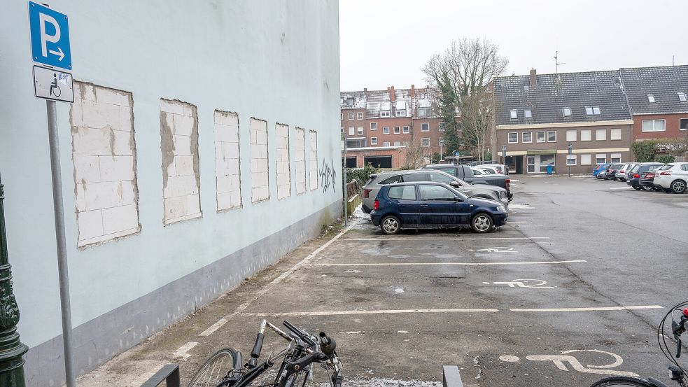 Die rückwärtigen Fenster am OLB-Gebäude sind bereits zugemauert zur Vorbereitung auf den geplanten Parkhaus-Bau.
