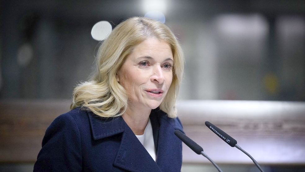Bahnchefin Evelyn Palla will nach dem tödlichen Angriff auf einen Zugbegleiter einen Sicherheitsgipfel mit den Sicherheitsverantwortlichen im Bahnverkehr einberufen. (Archivbild) Foto: Bernd von Jutrczenka/dpa