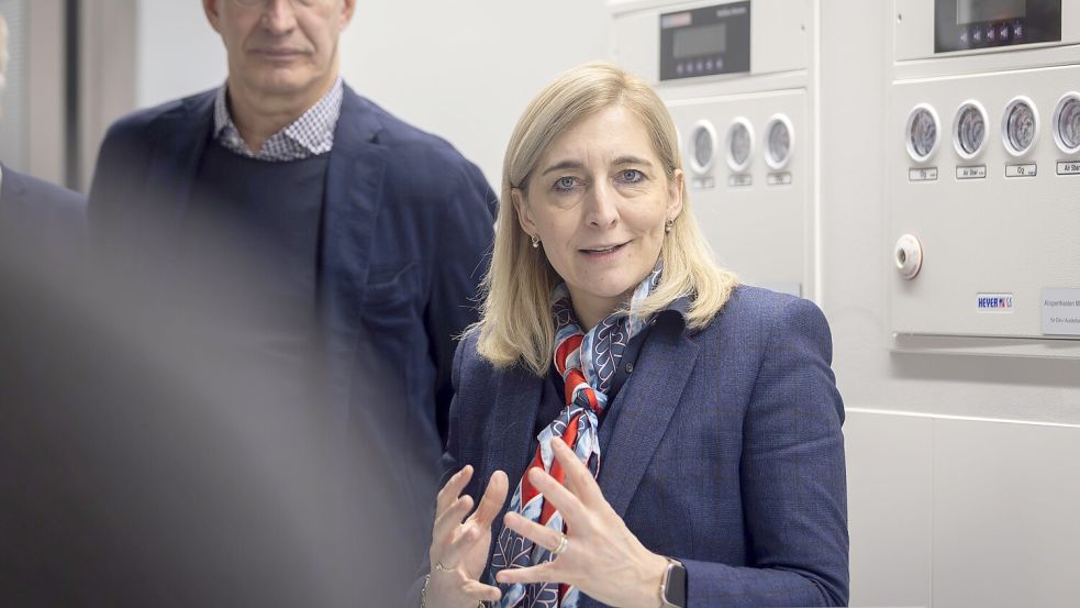 Bundesgesundheitsministerin Nina Warken (CDU) glaubt an den Erfolg der „mutigen Idee“, in Osnabrück eine private Medizin-Hochschule zu grünen. Im Hintergrund hört der Bundestagsabgeordnete Mathias Middelberg zu. Foto: Swaantje Hehmann