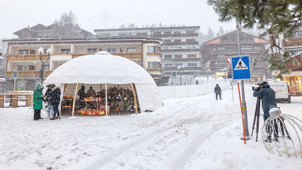Die Gemeinde Crans-Montana greift jetzt bei Brandschutzmängeln durch. (Archivbild) Foto: Philipp von Ditfurth/dpa