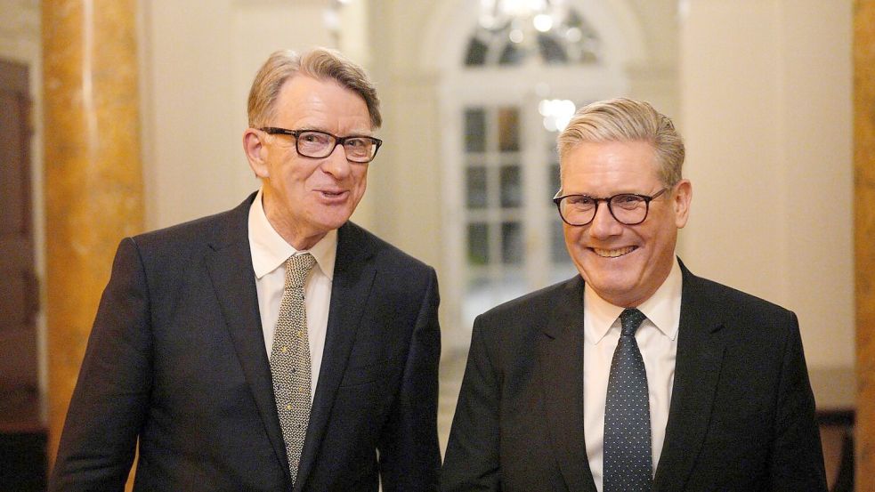 Peter Mandelson (links) und Keir Starmer galten als Vertraute. Nun könnte der ehemalige britische Botschafter in den USA zur Belastung für den Premier werden. Foto: Carl Court/PA Wire/dpa
