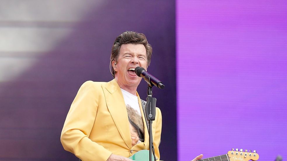 Rick Astley greift gern mal in die Saiten. (Archivbild) Foto: Joe Giddens