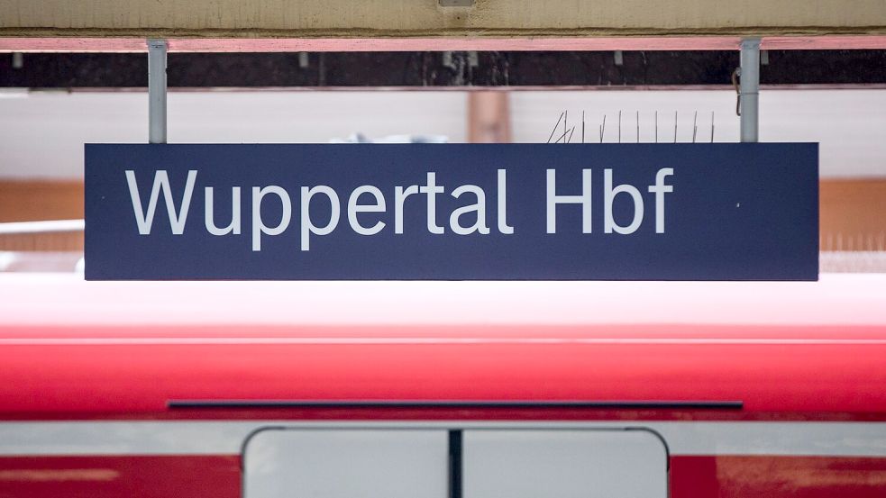 Im Wuppertaler Hauptbahnhof halten während der fünfmonatigen Bauphase überhaupt keine Fernzüge. (Archivbild) Foto: Marcel Kusch