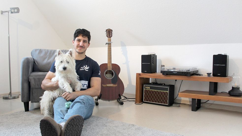 OHV-Linksaußen Alon Oberman mit seiner Hündin „Jenny“. Der Linksaußen hat mit dem OHV noch einiges vor. Foto: Marco Lindenbeck