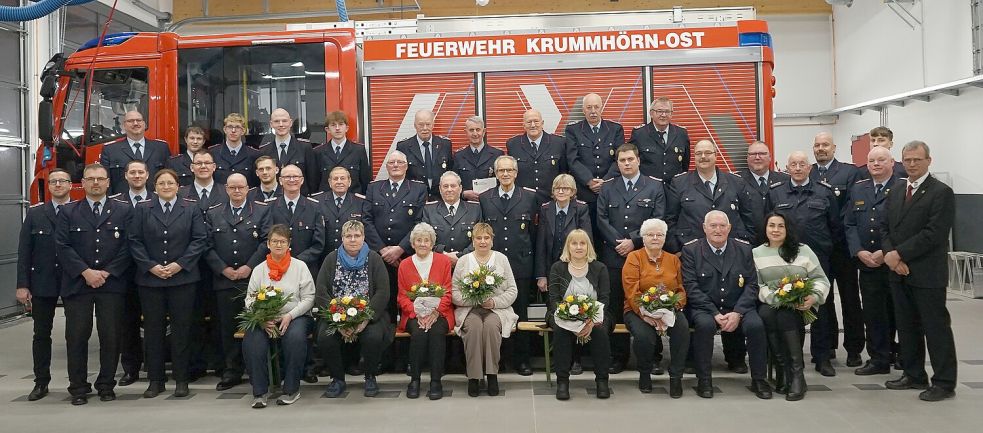 Das Foto zeigt die Feuerwehr Krummhörn-Ost und ihr Gäste auf der Jahreshauptversammlung. Foto: privat