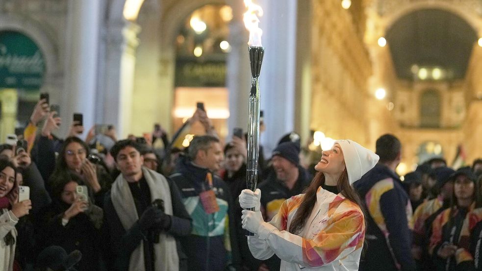 Das olympische Feuer ist bereits in Mailand, Balletttänzerin Nicoletta Manni trägt hier die Fackel. Foto: Francisco Seco/AP/dpa