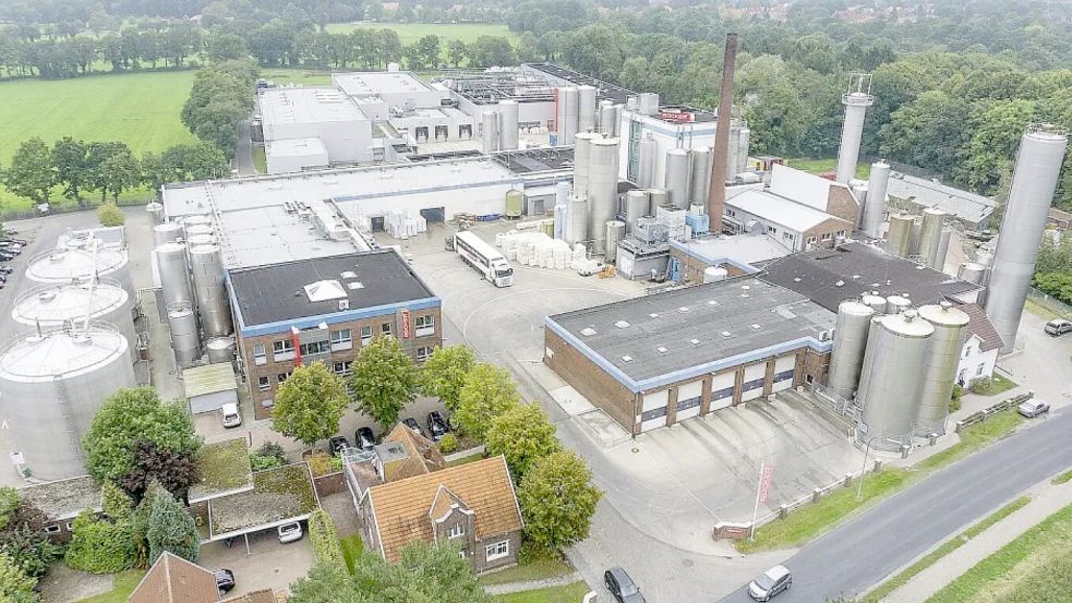 Das Hochregallager soll auf der von Böumen umstandenen Fläche schräg hinter dem Schornstein entstehen. Archivfoto: Molkerei Rücker