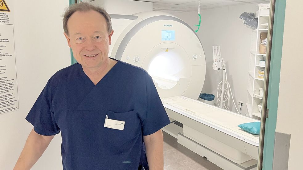 Das Kernspingerät wird durch ein neues mit einem größeren Innenradius ersetzt. Radiologe und Neurologe Peter Nellesen ist Leiter der Fachabteilung. Fotos: Susanne Risius-Hartwig
