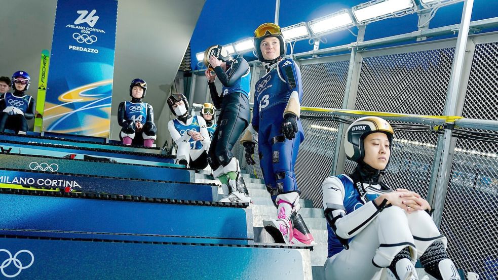 Katharina Schmid (2. vr) ist bereit für ihre letzten Sprünge bei Olympia. Foto: Matthias Schrader/AP/dpa