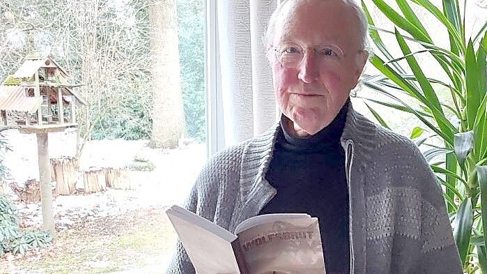 Wolbert Schnieders-Kokenge mit seinem Roman Wolfsbrut.