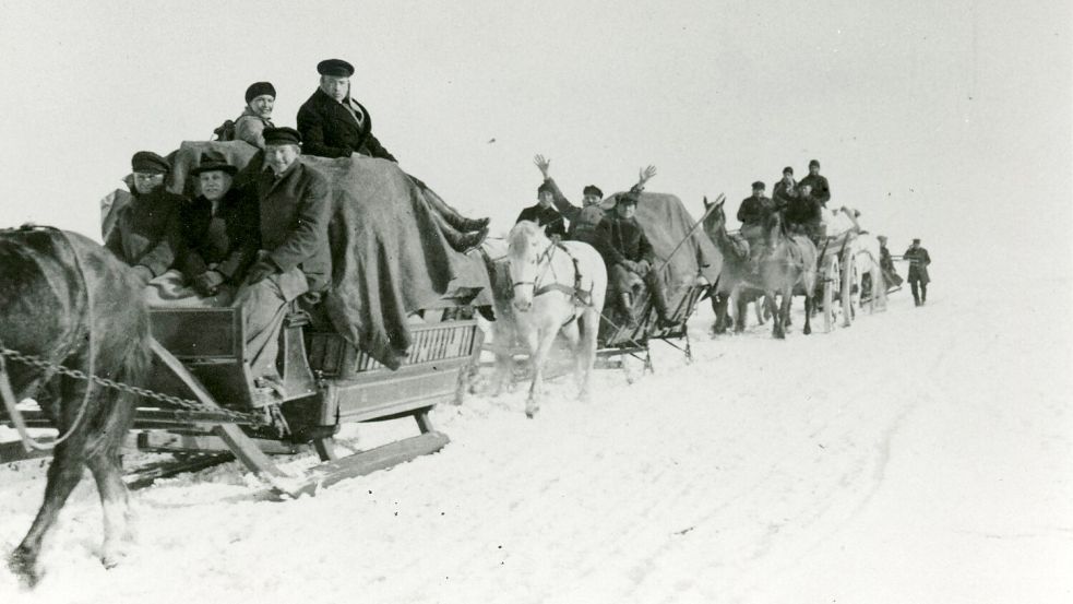 Eine Karawane aus Pferden mit Schlitten bei der Fahrt von Hilgenriedersiel über das vereiste Watt zur Insel. Foto: Stadtarchiv Norderney
