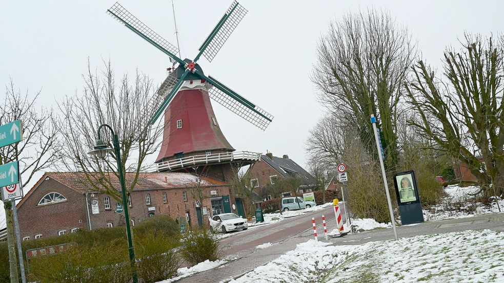 Die Mühlenstraße in Greetsiel: Fahren Busse hier unerlaubt durch? Foto: Heinz Wagenaar
