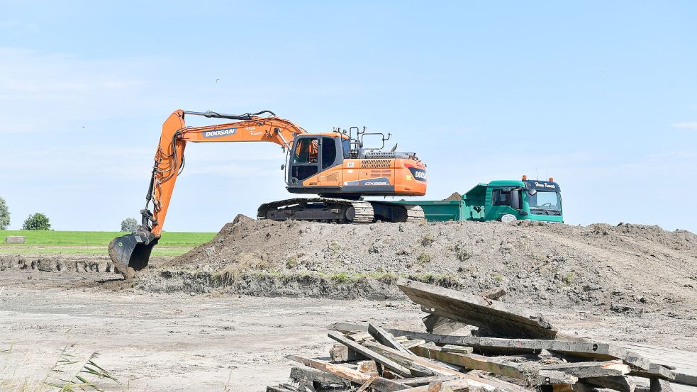 Im Spätsommer und Herbst 2025 wurde Kleiboden beim Wybelsumer Polder in Emden abgebaut. Fotos: Heinz Wagenaar
