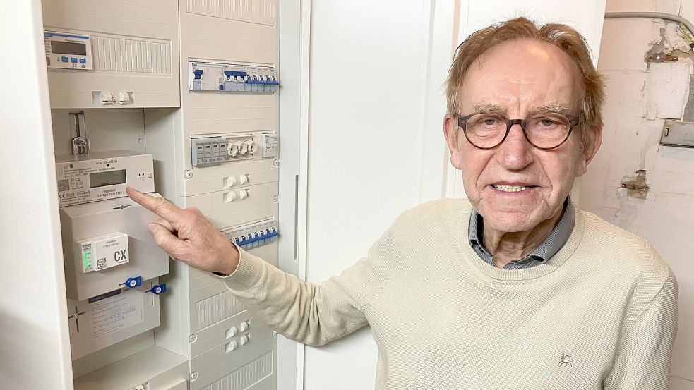 Der Austausch des Stromzählers in seinem Haus hat nach Auffassung von Gerhard Hanekamp aus Papenburg ein Problem ausgelöst. Foto: Gerd Schade