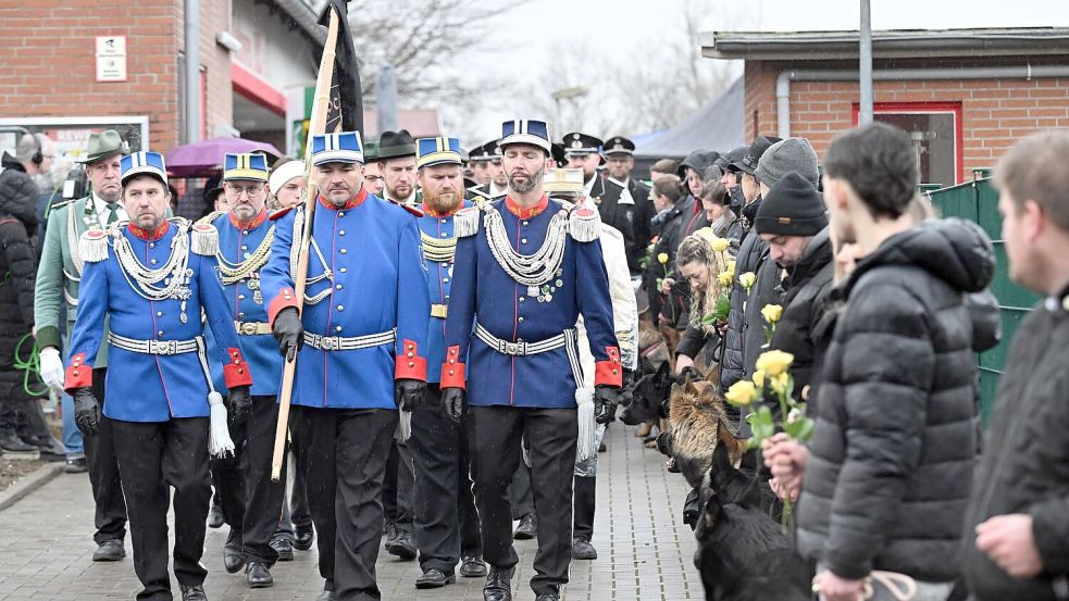 Auch Mitglieder des Schützenvereins reihen sich in den Trauerzug ein. Foto: Federico Gambarini