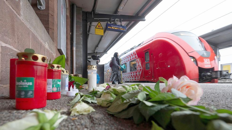 Trauer in Landshut: Kerzen und Blumen erinnern auf dem Bahnsteig am Bahnhof an den getöteten Zugbegleiter Serkan C. Foto: Boris Roessler/dpa