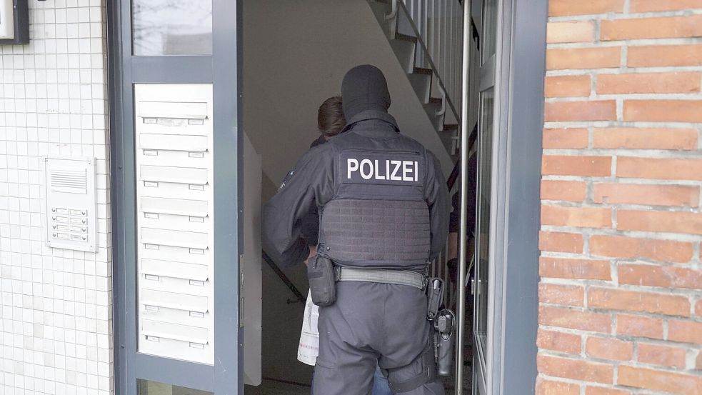 Bei einer Wohnungsdurchsuchung in Bremen stellten die Polizei und andere Behörden mehrere Verstöße fest. Foto: imago images/BREUEL-BILD