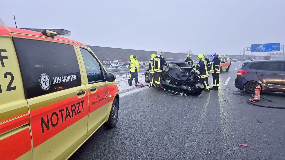 Auf der A10 krachten am Donnerstag zahlreiche Autos auf spiegelglatter Fahrbahn zusammen. Es gab viele Verletzte. Foto: Julian Stähle/dpa-Zentralbild/d