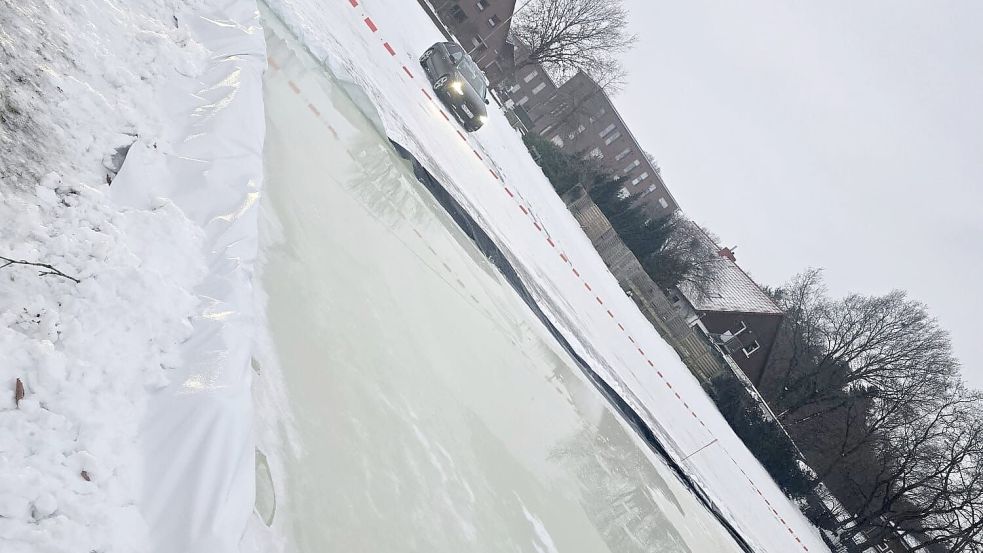Die Freiwillige Feuerwehr hat auf dem Friedeburger Schützenplatz eine Eisbahn angelegt. Durch wiederholten Vandalismus wird diese allerdings niemals zum Schlittschuhlaufen zur Verfügung stehen. Foto: Viktor Küster