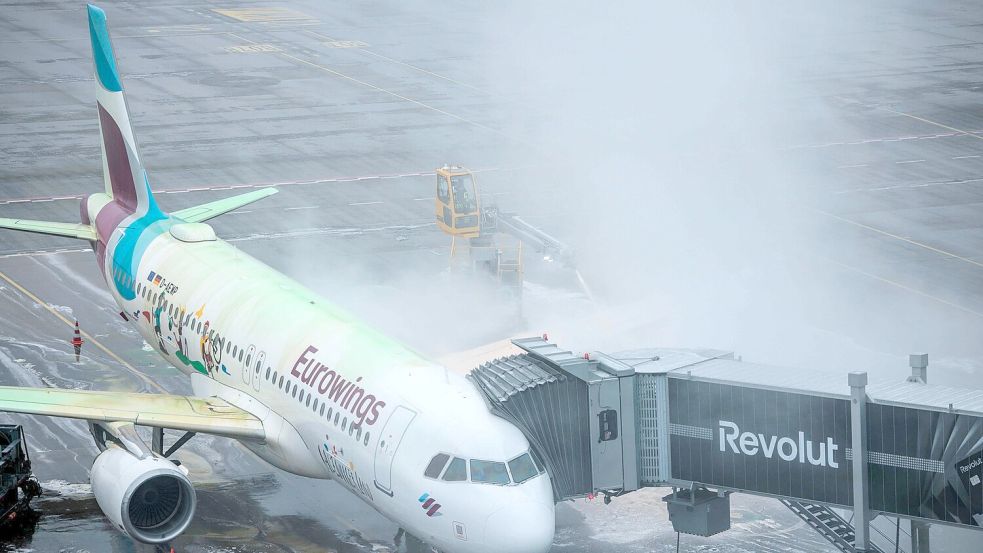 Aufgrund der Witterungen dauert das Enteisen der Maschinen derzeit noch deutlich länger als sonst. Foto: Carsten Koall