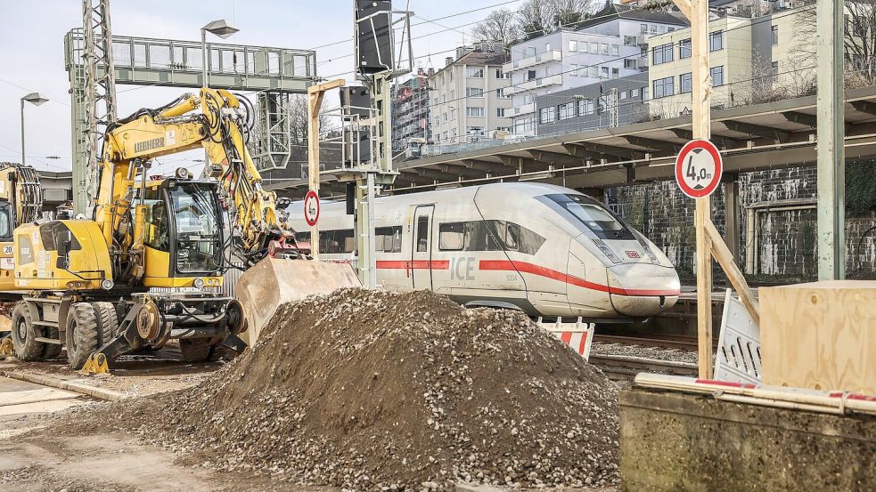 Die Bagger am Wuppertaler Hauptbahnhof stehen schon bereit. Foto: Oliver Berg