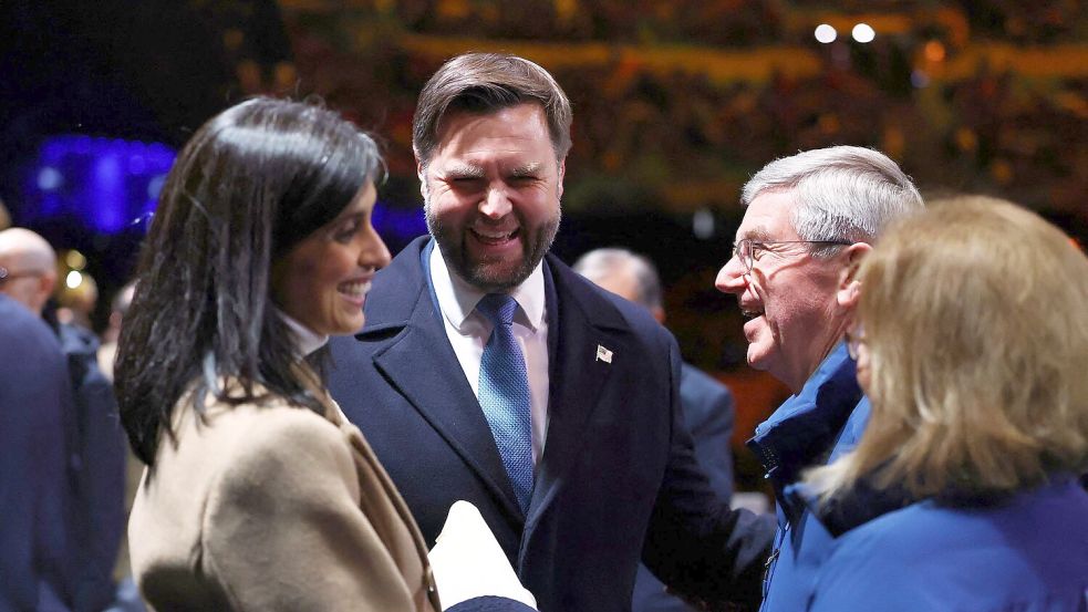 US-Vizepräsident JD Vance (Mitte links) und seine Frau Usha (l) trafen vor Beginn der Zeremonie den IOC-Ehrenpräsidenten Thomas Bach im Stadion. Foto: Susana Vera/Reuters Pool Photo/A
