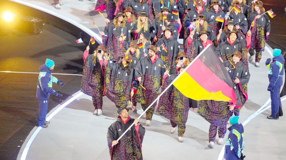 Angeführt von Leon Draisaitl lief ein Teil des deutschen Teams ins Mailänder Stadion ein. Foto: Michael Kappeler