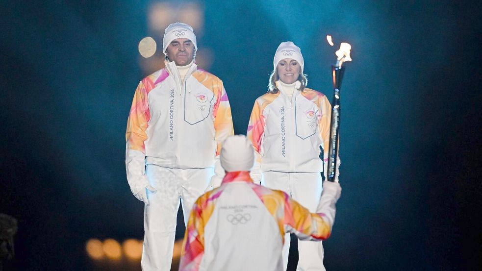 Alberto Tomba und Deborah Compagnoni entzündeten das Feuer in Mailand. Foto: Carl Sandin/Pool