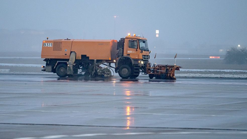 Am Berliner Flughafen BER kam es wegen Blitzeis zu mehrstündigen Verspätungen und Ausfällen. Foto: Fabian Sommer/dpa