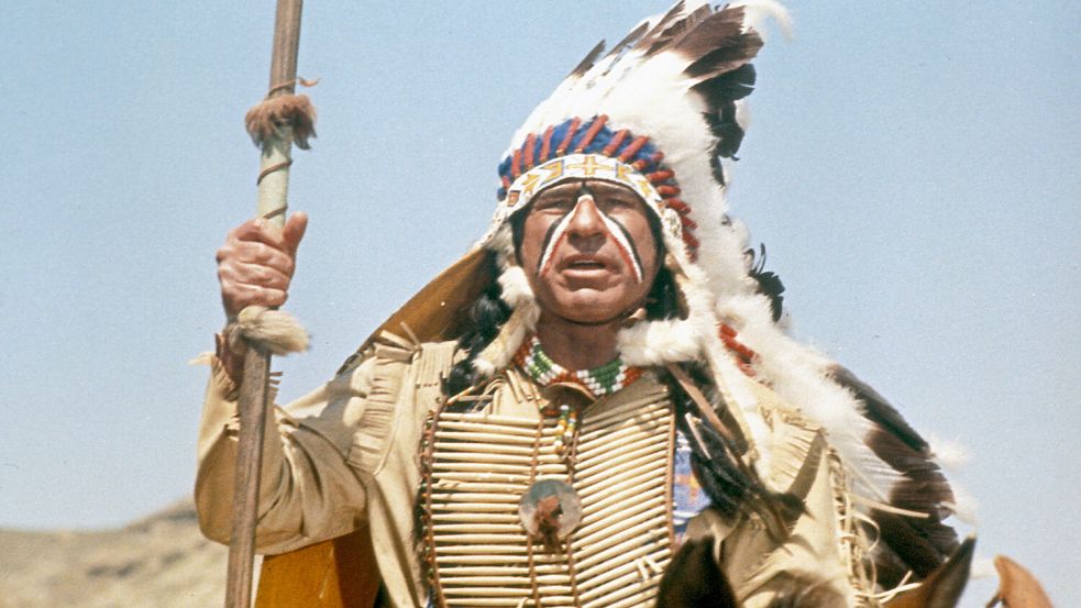 Mel Brooks spielt in der Komödie „Der wilde wilde Westen“ von 1974 einen Indianerhäuptling. Der Film erzählt von einem schwarzen Sheriff und setzt sich gezielt mit Rassismus und der Stellung der Afroamerikaner in den USA auseinander. Die Rolle der Indianer wurde damals nicht hinterfragt. Foto: imago images/Cinema Publishers Collection