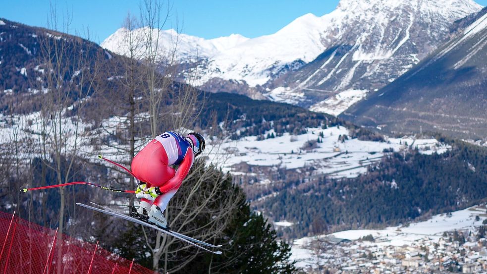 Franjo von Allmen zeigt auf der schwierigen Stelvio-Piste eine bärenstarke Fahrt. Foto: Julia Demaree Nikhinson/AP/dpa