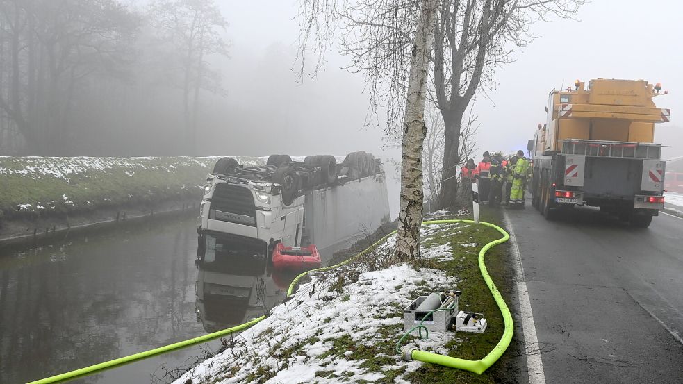 Ein Lastwagen soll aus dem Langholter Tief in Rhauderfehn geborgen werden. Foto: Holger Weers