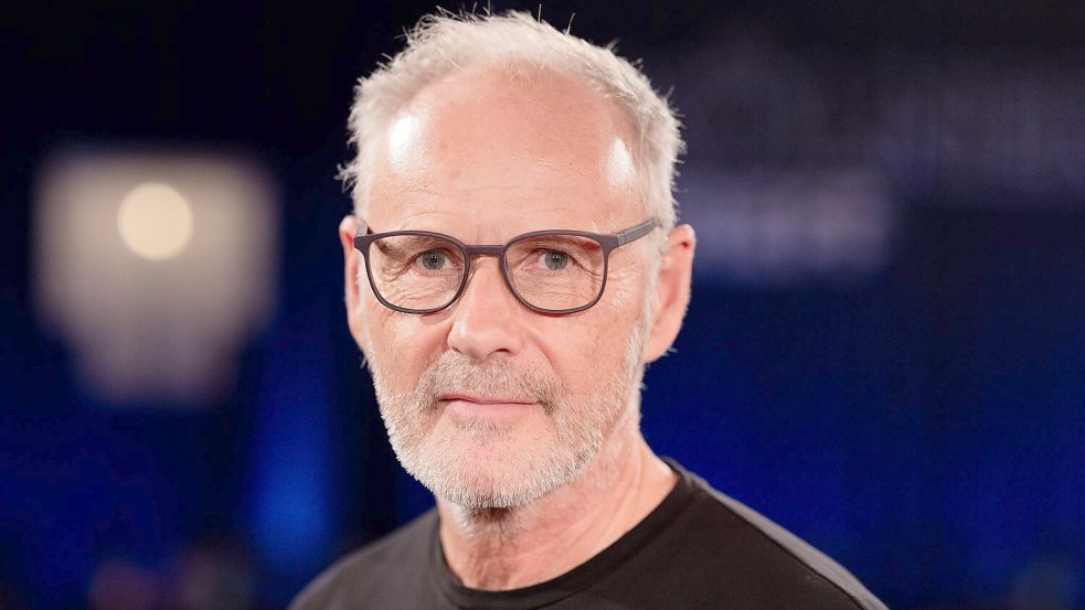 Der Moderator, Musiker und Autor Reinhold Beckmann hat wegen eines Wasserschadens sein Zuhause in Hamburg verloren. (Archivbild) Foto: Rolf Vennenbernd