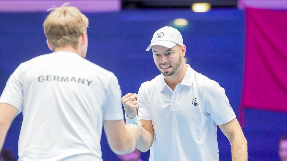 Hatten nach einem starken Auftakt noch Probleme: das Doppel Kevin Krawietz (l) und Tim Pütz (r) Foto: Rolf Vennenbernd