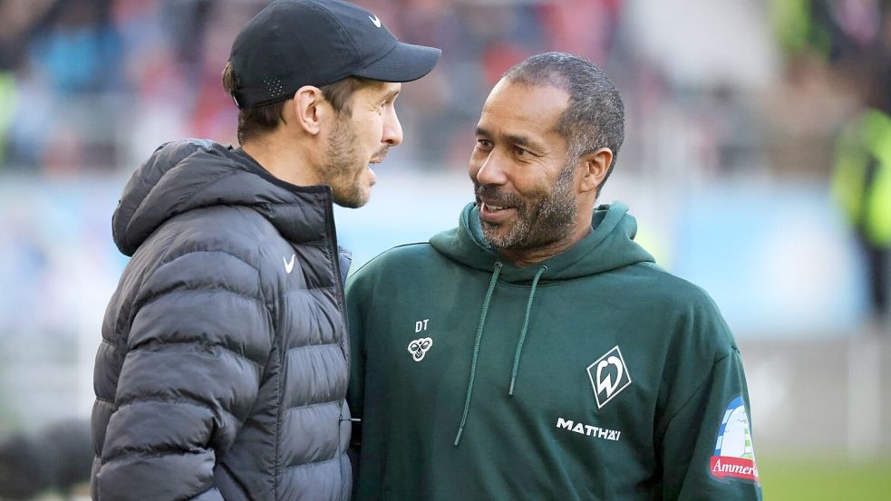 Lockerer Plausch vor dem Spiel: Werders Neu-Trainer Thioune (r) und sein Freiburger Kollege Schuster. Foto: Philipp von Ditfurth