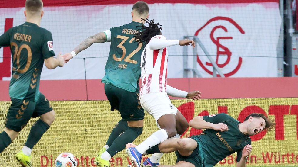 Wegen dieser Aktion sah Freiburgs Johan Manzambi (M) die Rote Karte. Foto: Philipp von Ditfurth