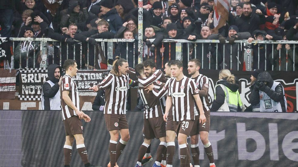 Erlösend: St. Paulis Spieler feiern das 2:0 gegen den VfB. Foto: Christian Charisius