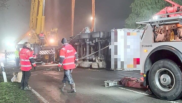 Nach einer aufwändigen Bergungsaktion konnte der Sattelzug am Abend aus dem Langholter Tief gehoben werden. Foto: Feuerwehr Westrhauderfehn