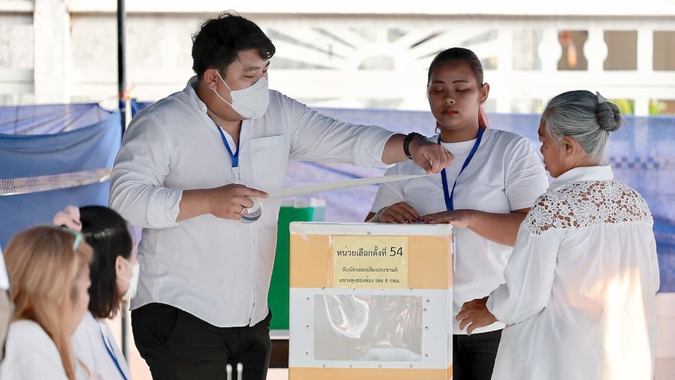 Zusammen mit der Wahl findet auch ein Referendum statt. Foto: Wason Wanichakorn/AP/dpa