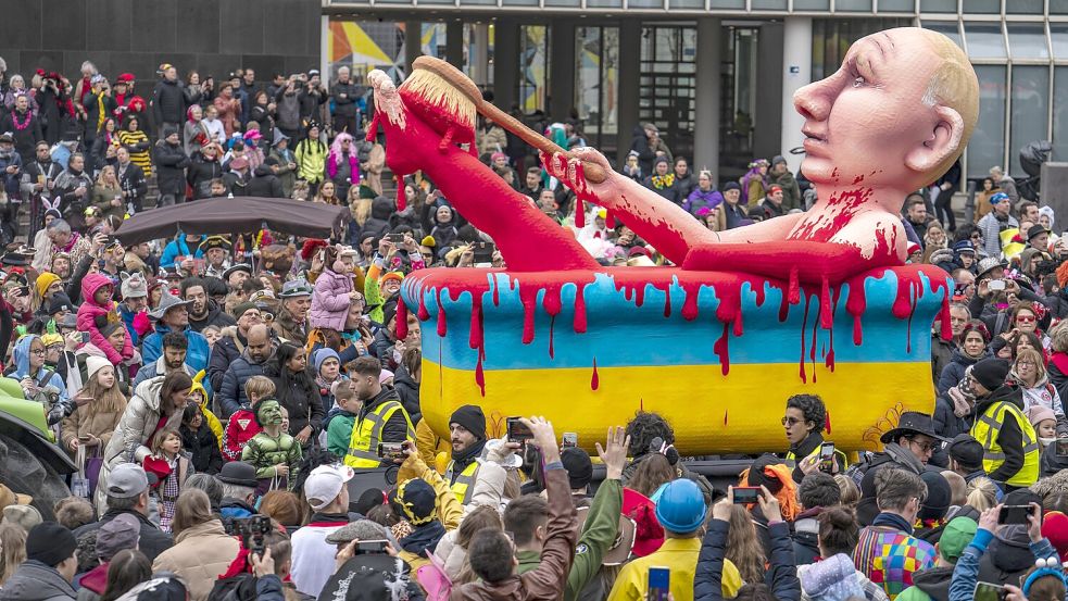 Satire? Nicht für Moskau. Ein russisches Gericht hat ein Strafverfahren gegen den Karnevalswagenbauer Jacques Tilly eingeleitet. BDK-Präsident Karl-Ludwig Fess kritisiert, dass der Karneval politisch zusehends unter Druck gerät. Foto: Imago/Jochen Tack