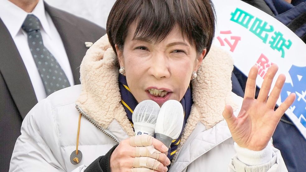 Japans neue Regierungschefin Takaichi hat einen haushohen Wahlsieg errungen. Foto: Eugene Hoshiko/AP/dpa