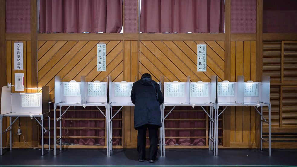 Japans Wählerinnen und Wähler haben der Regierungspartei LDP trotz früherer Skandale wieder eine Mehrheit verschafft. Foto: Louise Delmotte/AP/dpa
