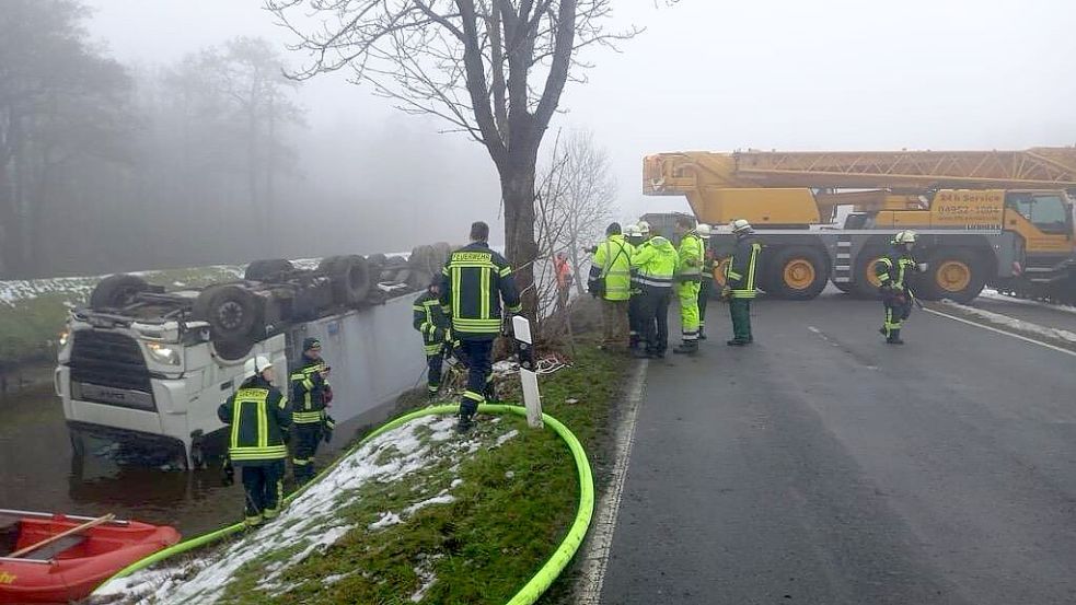 Ein mit Mist beladener Lastwagen liegt nach einem Unfall auf dem Dach im Langholter Tief. Foto: Holger Weers