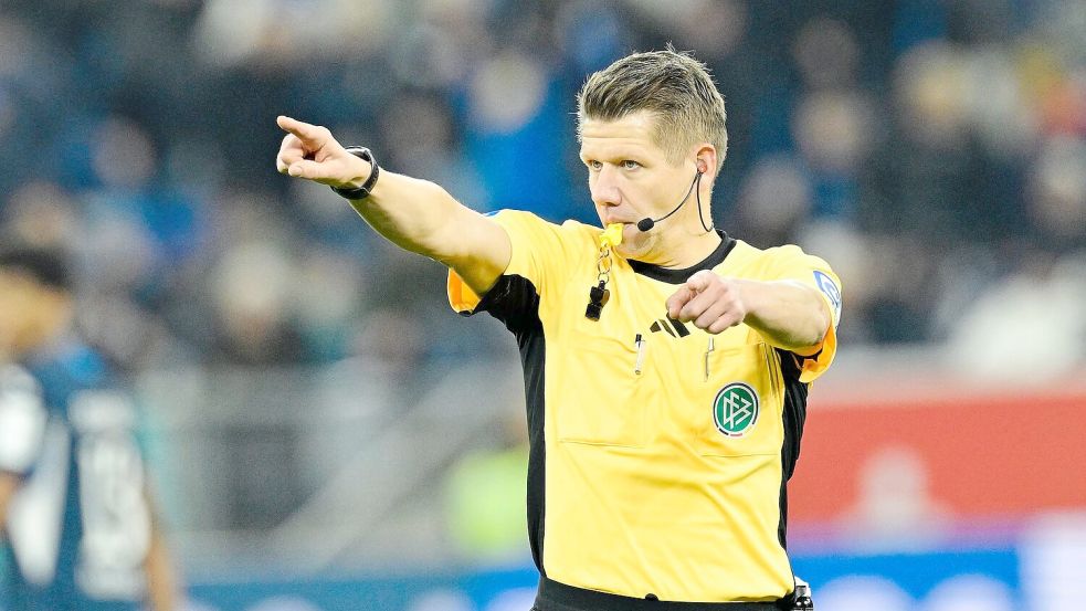 Schiedsrichter Patrick Ittrich hat eine Fehlentscheidung beim Spiel FSV Mainz 05 gegen FC Augsburg eingeräumt. (Archivbild) Foto: Uwe Anspach