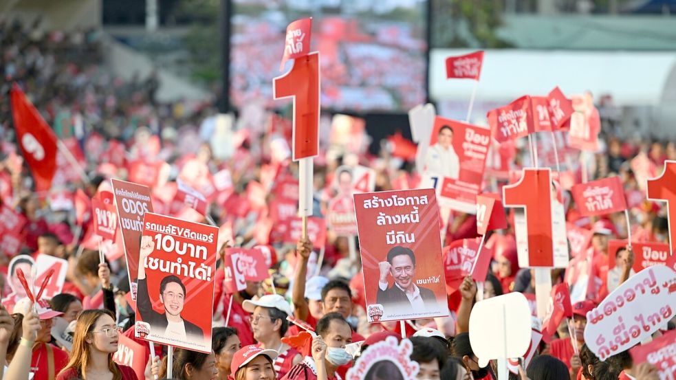 Die Pheu Thai ist eine der größten Parteien in Thailand. Foto: Kittinun Rodsupan/AP/dpa